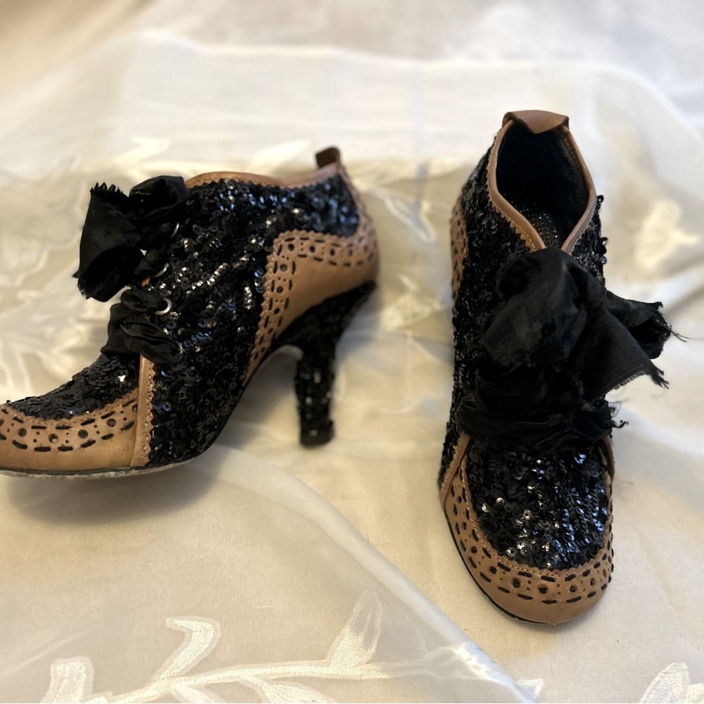 Size says 39 1/2 but fits as a 9. Used but in good condition.